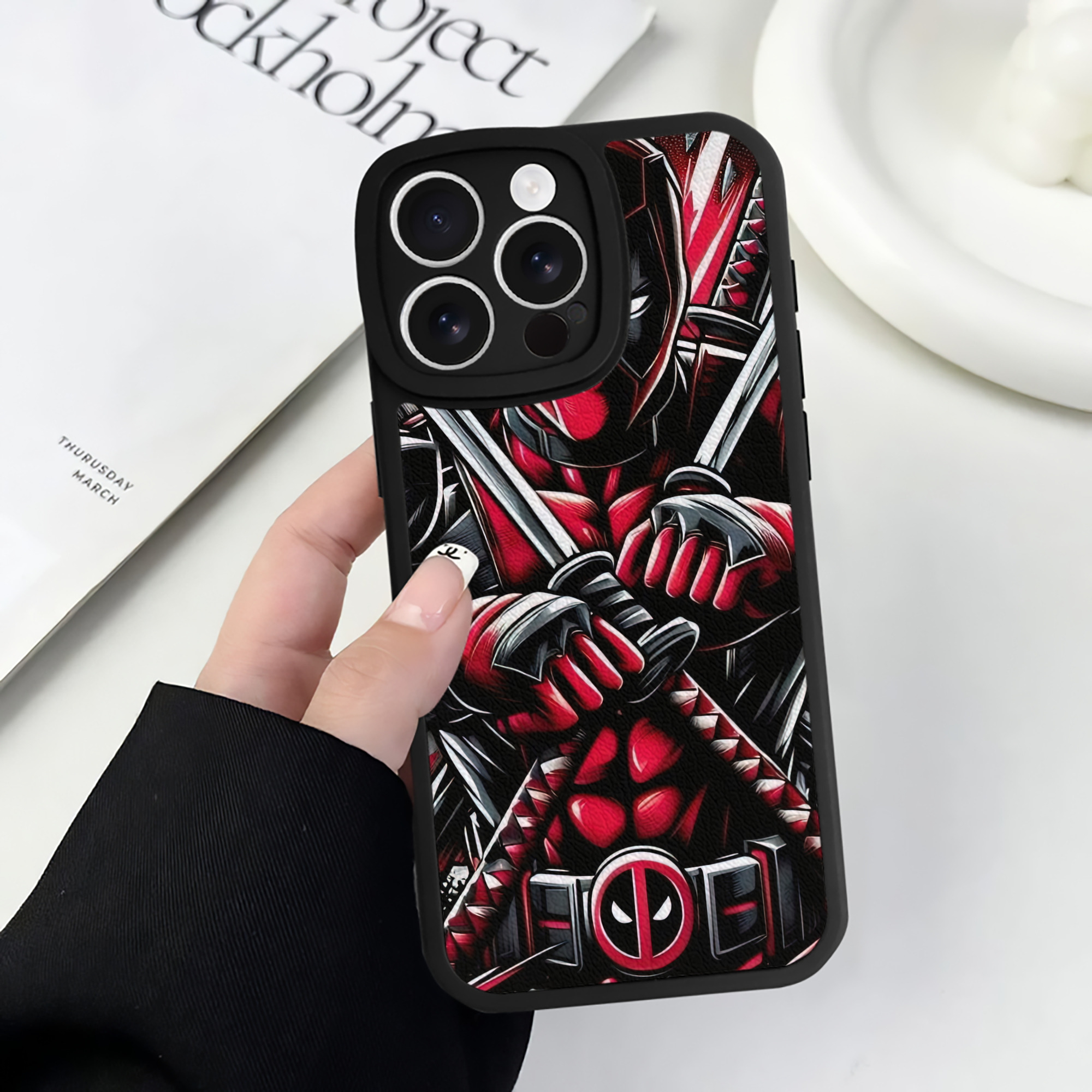 （画像用） Deadpool デッドプール 【iPhone 16シリーズ対応】シリコンスマホケース（レザー調） 材質：シリコン